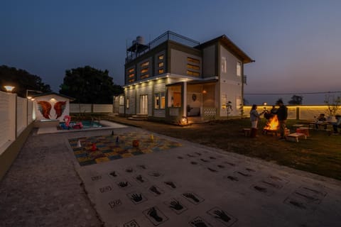 Property building, Communal lounge/ TV room, Night, Natural landscape, Garden, Evening entertainment, Pool view, Swimming pool