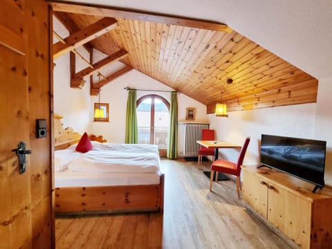 Bed, TV and multimedia, Bedroom