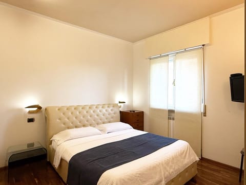 Bed, TV and multimedia, Photo of the whole room, wardrobe