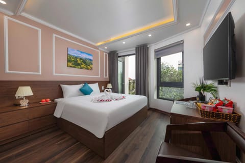Bed, TV and multimedia, View (from property/room), Photo of the whole room, Decorative detail, Bedroom