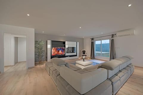 Communal lounge/ TV room, TV and multimedia, Living room, Seating area, air conditioner