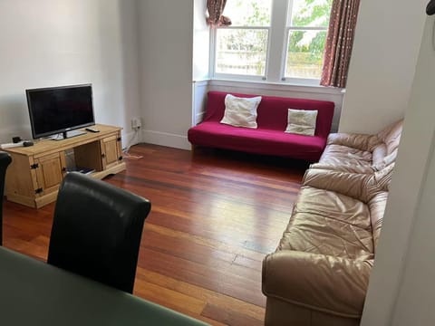 5 Bedroom House A with 13 Beds including 6 Double Beds, 2 Single Beds, and 5 Sofa Beds House in Auckland