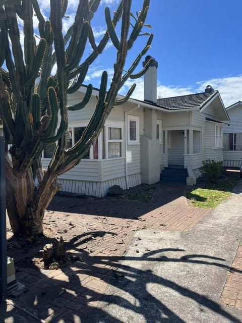 5 Bedroom House A with 13 Beds including 6 Double Beds, 2 Single Beds, and 5 Sofa Beds House in Auckland