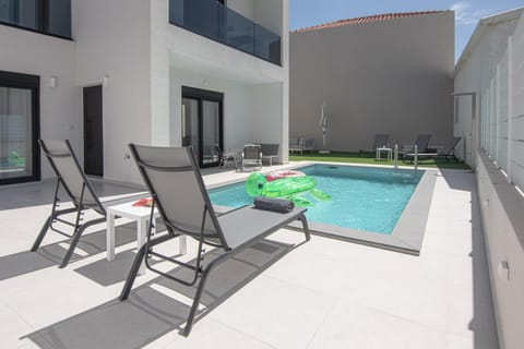 Swimming pool, sunbed