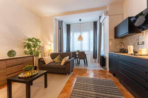 Property building, Kitchen or kitchenette, Living room, Photo of the whole room, Seating area, Dining area