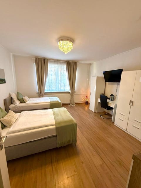 Communal lounge/ TV room, Bed, TV and multimedia, Bedroom