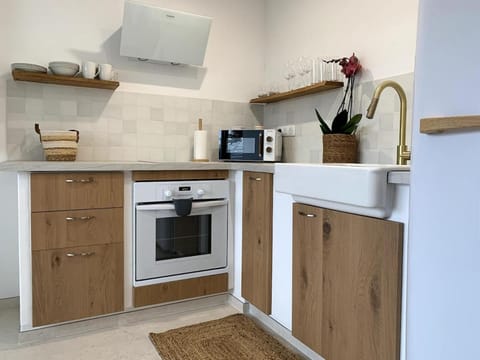 Kitchen or kitchenette, oven, stove