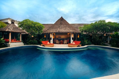 Property building, Garden, Garden view, Pool view, Swimming pool, sunbed