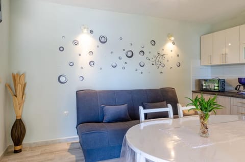 Apartment 3609-5 for 3 Pers in Karbuni Apartment in Dubrovnik-Neretva County