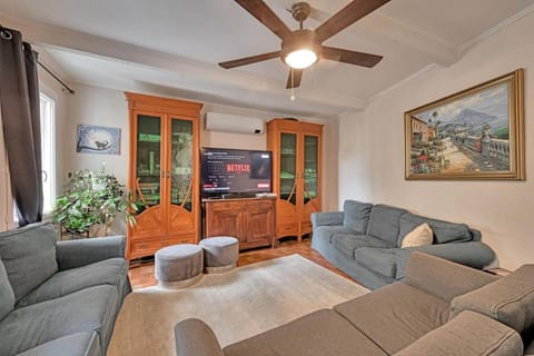 TV and multimedia, Living room, Seating area, air conditioner