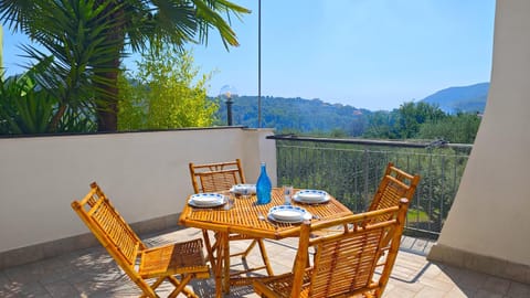 Natural landscape, View (from property/room), Balcony/Terrace, Dining area, Mountain view