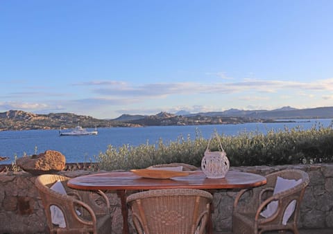 Nearby landmark, Day, Natural landscape, Dining area, Lake view, Sea view