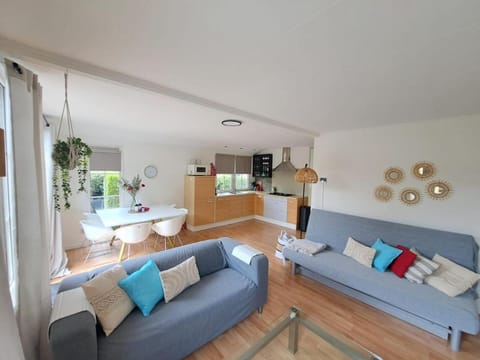 Kitchen or kitchenette, Seating area, Dining area