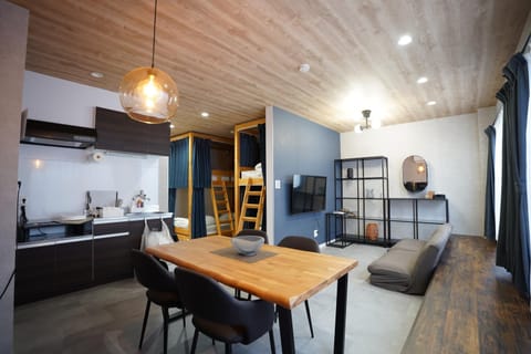 Kitchen or kitchenette, Living room, Seating area, Dining area