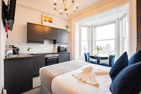 Kitchen or kitchenette, Dining area, Bedroom