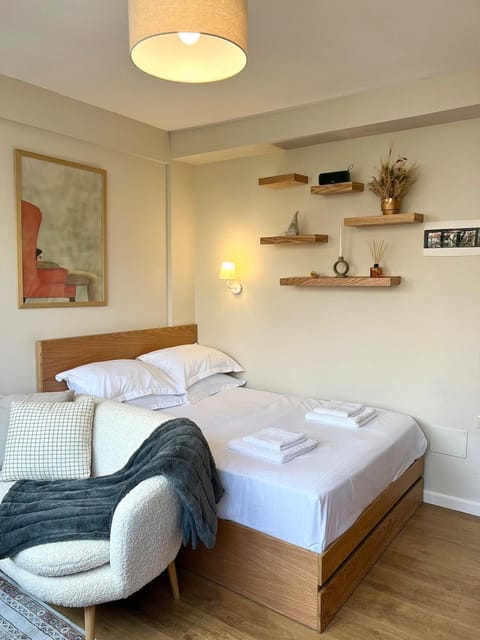 Bed, towels