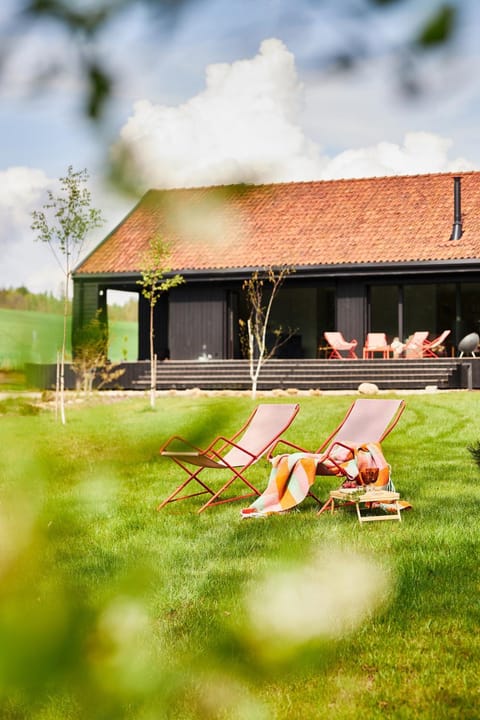 Property building, Spring, Day, Natural landscape, Garden, Garden view, sunbed