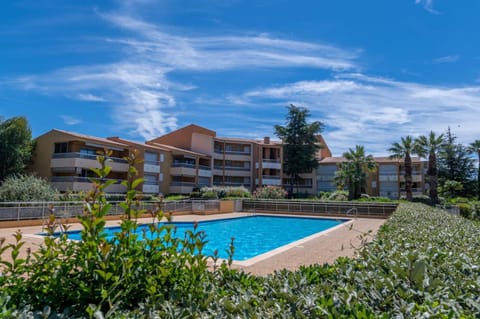 Superbe T3 Clim / Piscine / commerces et plages. Apartment in Le Lavandou