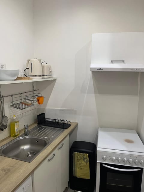 Kitchen or kitchenette, oven, pet friendly, stove