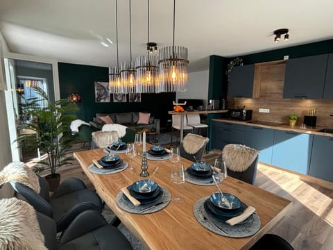 Kitchen or kitchenette, Living room, Seating area, Dining area