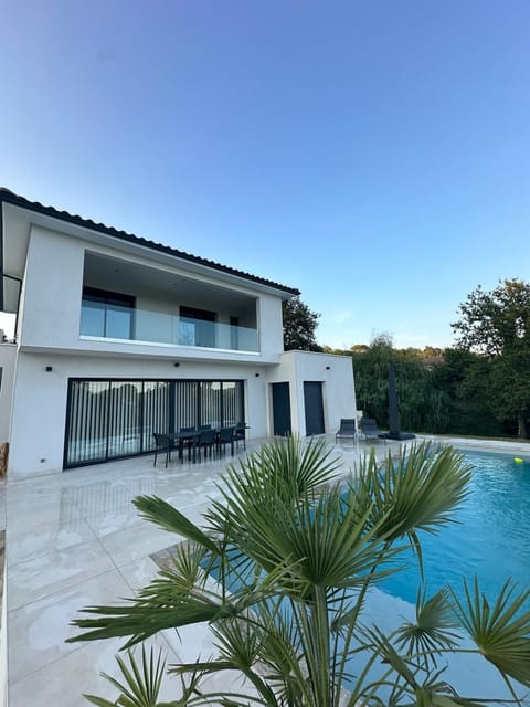 Property building, Patio, Balcony/Terrace, Pool view, Swimming pool, sunbed