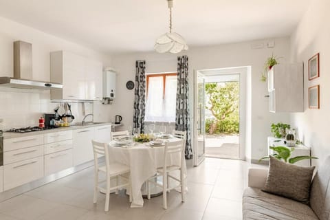 Kitchen or kitchenette, Living room, Seating area, Dining area, stove