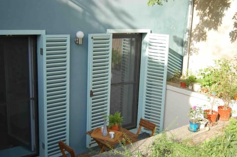 Design Studio 9 with private patio in central villa Apartment in Timiș County