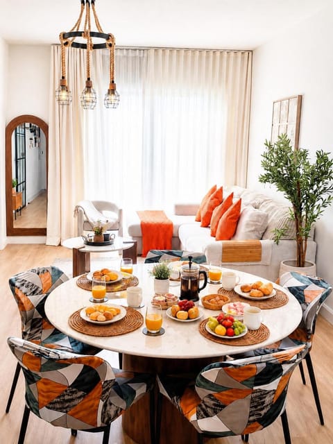 Living room, Food and drinks, Seating area, Dining area, Food, Breakfast, Continental breakfast, Lunch, Dinner, Drinks
