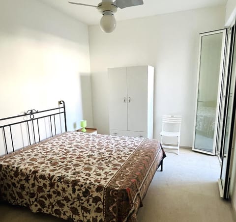 Photo of the whole room, Bedroom, wardrobe