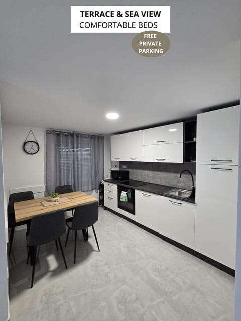 Kitchen or kitchenette, Dining area, oven, stove