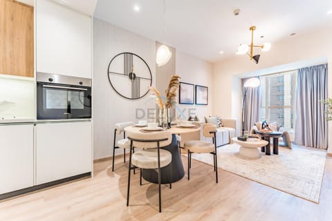 Living room, Seating area, Dining area, oven, kitchen