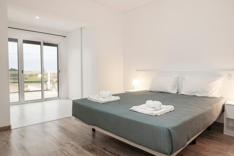 Bed, Balcony/Terrace, Photo of the whole room, Bedroom, towels