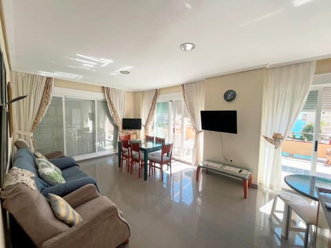 Communal lounge/ TV room, TV and multimedia, Dining area