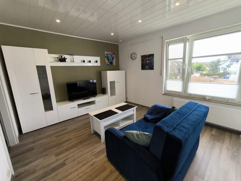 TV and multimedia, Living room, Seating area, Evening entertainment