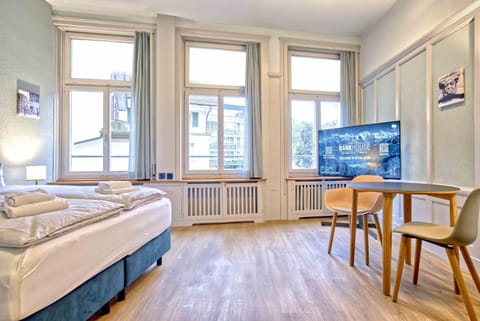 Bed, TV and multimedia, Living room, Photo of the whole room, Seating area, Bedroom