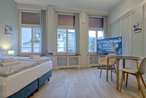 Bed, TV and multimedia, Dining area