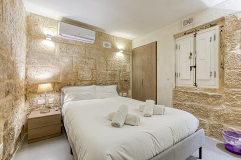 Bed, Photo of the whole room, Bedroom, wardrobe, air conditioner