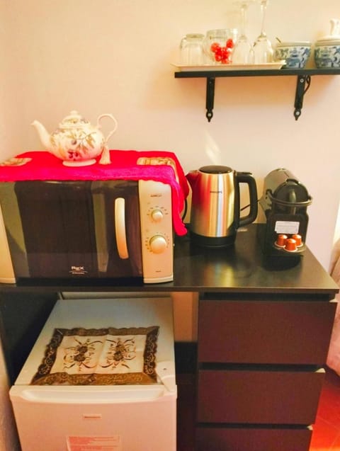 Coffee/tea facilities, oven, kitchen