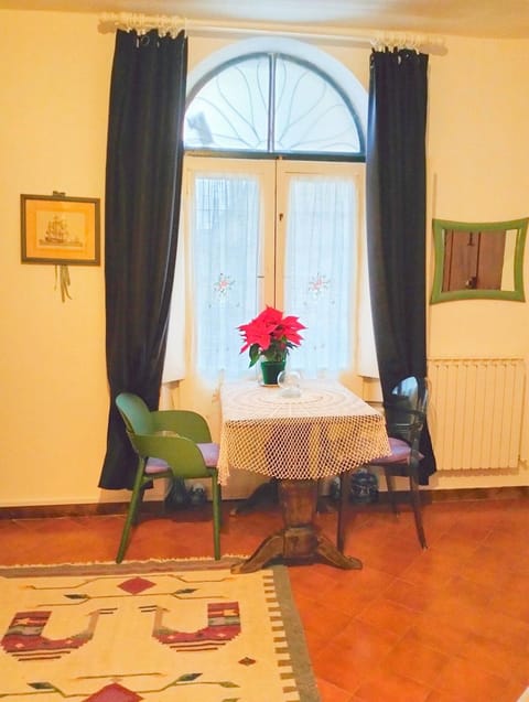 Living room, Decorative detail, Dining area