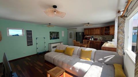 Living room, Seating area, Dining area, stove