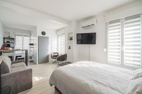 Bed, Living room, Photo of the whole room, air conditioner
