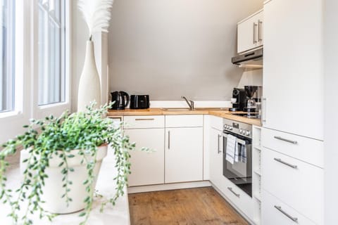 Coffee/tea facilities, Kitchen or kitchenette, dishwasher, oven, stove, toaster