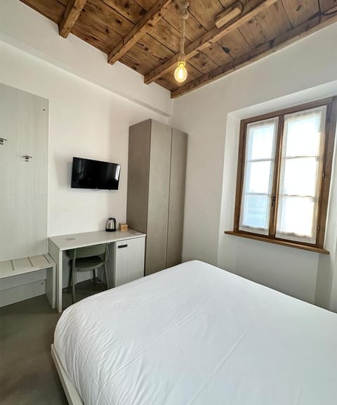 Bed, TV and multimedia, Photo of the whole room, Bedroom, wardrobe