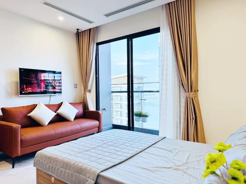 Bed, Natural landscape, TV and multimedia, Bedroom