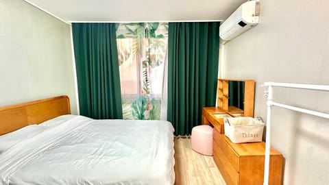 Bed, Photo of the whole room, Bedroom, air conditioner