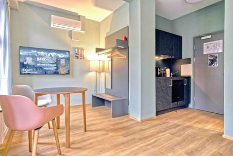 TV and multimedia, Kitchen or kitchenette, Dining area, stove