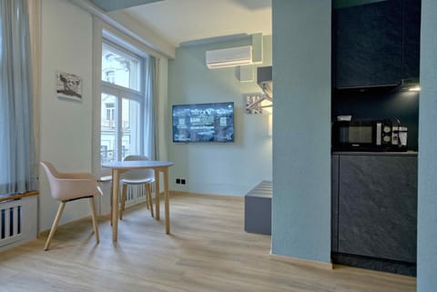 TV and multimedia, Kitchen or kitchenette, Living room, Seating area, Dining area