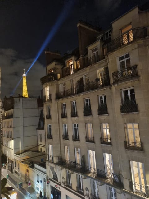 Chambre privée - Vue Tour Eiffel Bed and Breakfast in Paris