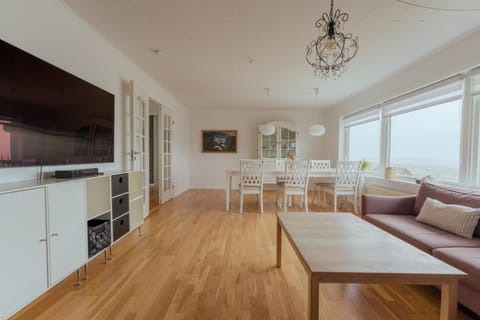 TV and multimedia, Living room, Seating area, Dining area