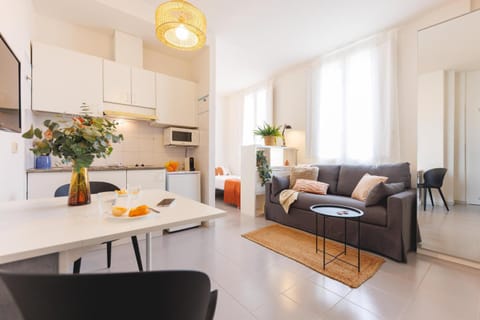 Kitchen or kitchenette, Living room, Seating area, Dining area
